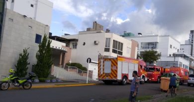 Incêndio em vegetação em telhado de edificação comercial movimenta Bombeiros em Chapecó Incêndio em vegetação em telhado de edificação comercial movimenta Bombeiros em Chapecó